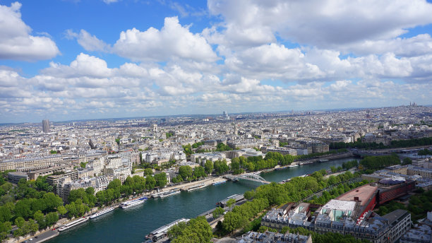 法国巴黎，从埃菲尔铁塔俯瞰塞纳河和城市春景航拍照片图片下载