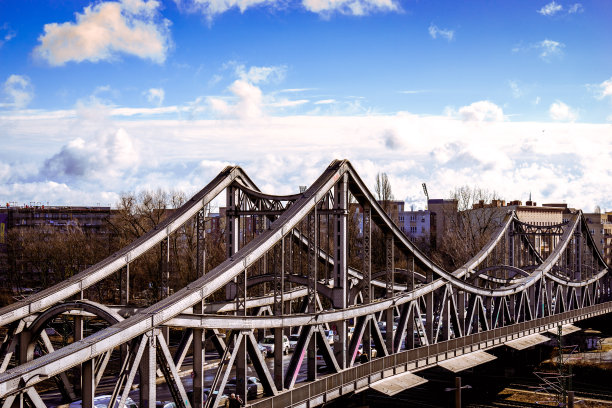 钢桥横跨铁轨图片下载