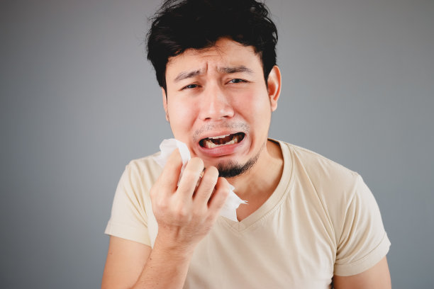 悲伤的亚洲人。图片下载