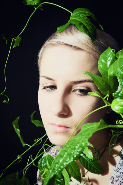 一个年轻女子的肖像和百香果植物图片下载