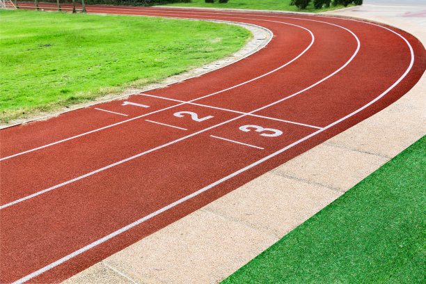 靠近细节的红色轨道在起点跑和曲线线，运动背景。图片下载