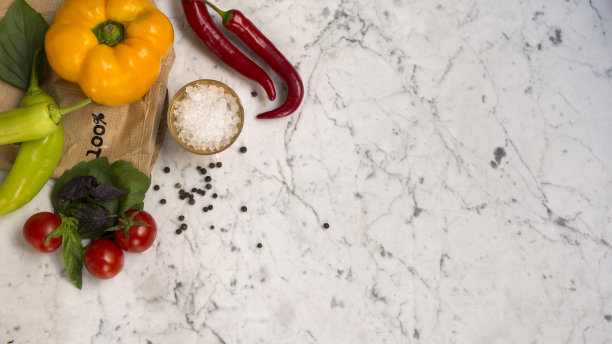 有机新鲜蔬菜在大理石背景与复制空间图片下载