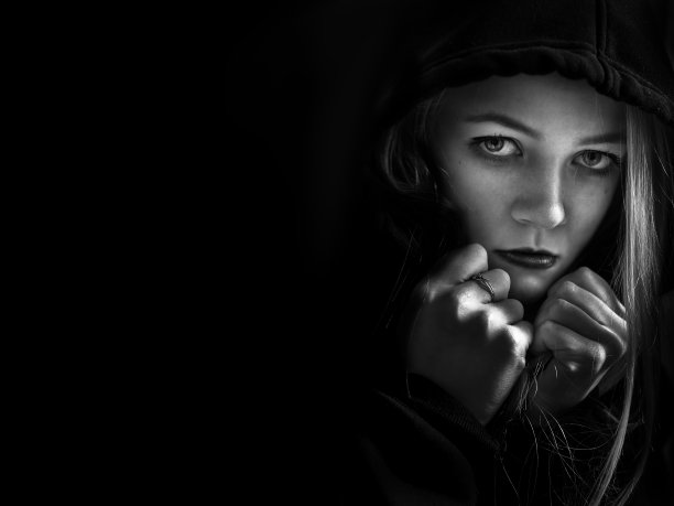 戴头巾的受惊女孩图片下载