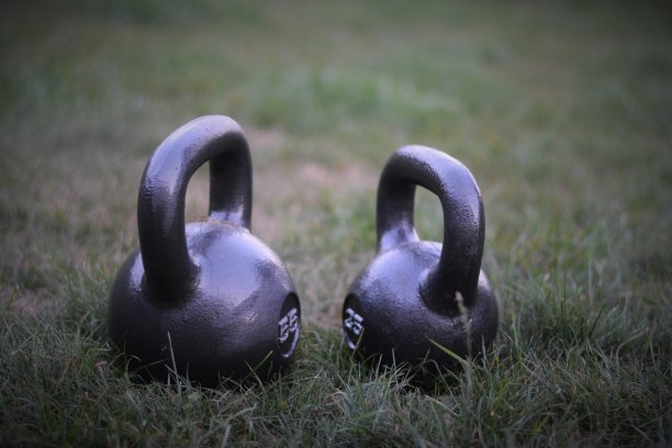 户外锻炼——壶铃图片下载