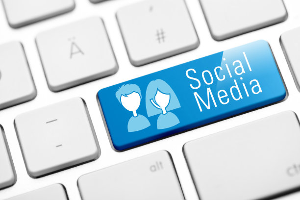 白色键盘上的社交媒体按钮图片下载
