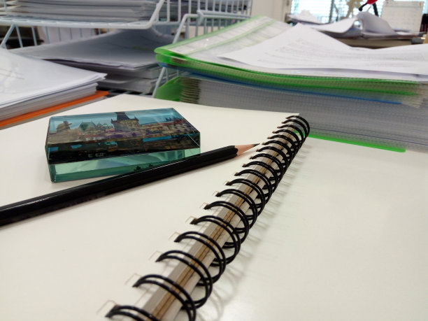 打开笔记本上的黑色铅笔和镇纸图片下载