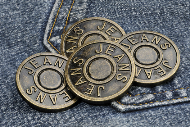 牛仔布上的纽扣。图片下载
