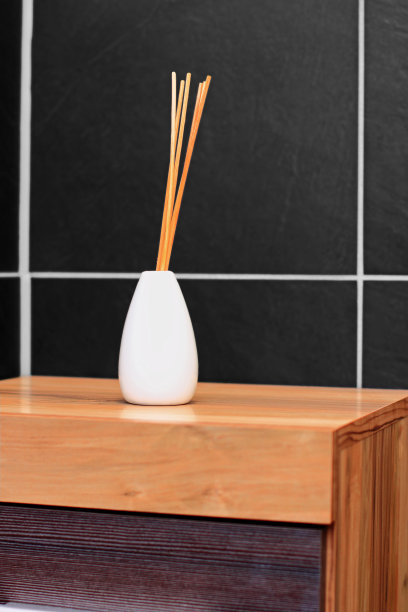 在深色瓷砖前面放空气清新剂图片下载