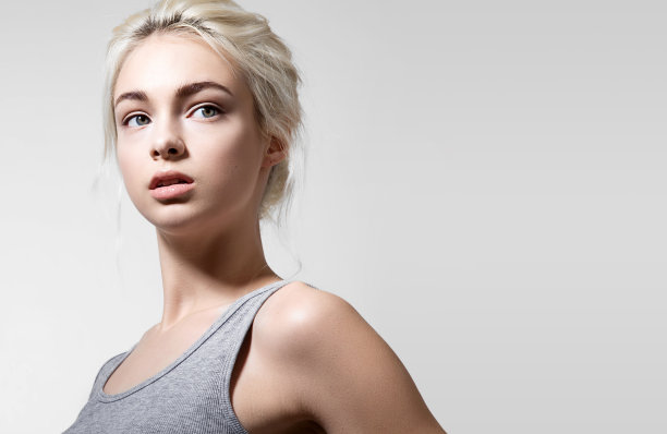 穿着灰色衬衫，皮肤干净的女孩图片下载