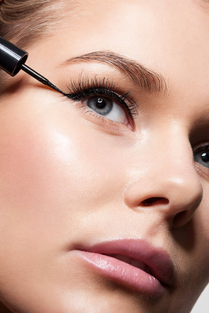 特写的美丽的模特的脸与黑色眼线图片下载