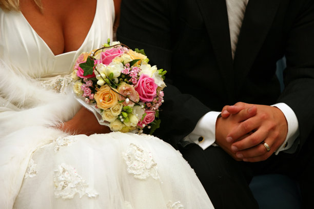 刚结婚的一对图片下载