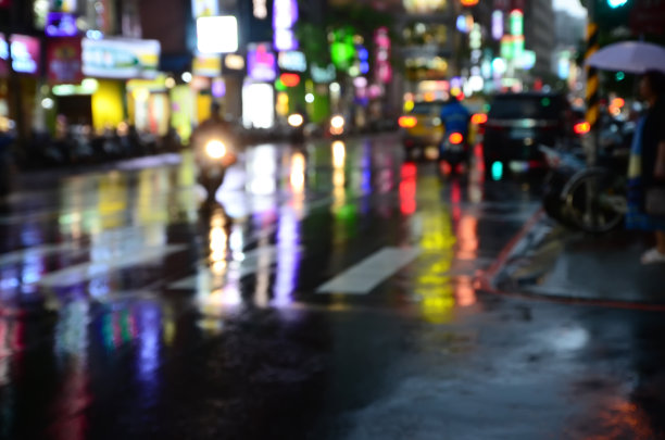 模糊的城市形象在雨夜图片下载