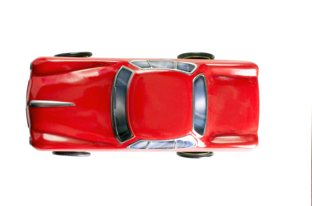 白色背景下红色玩具车特写镜头图片下载