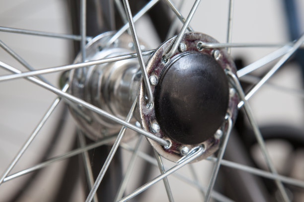 轮椅的金属轮毂和辐条。图片下载