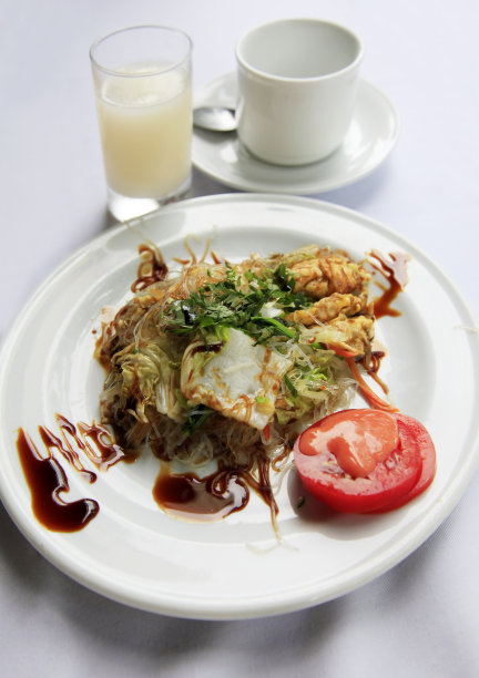 面条加欧芹，卷心菜和番茄图片下载