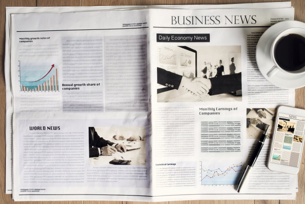 报纸放在木桌上素材图片