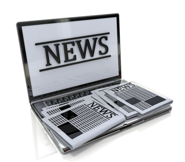 现代金属光泽的办公笔记本电脑与新闻网络隔离图片下载