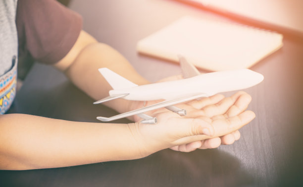 孩子手里拿着一架玩具飞机图片下载