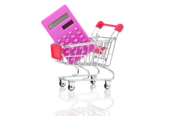 白色背景上的计算器和购物车图片下载