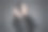 年轻女子用耳机听音乐和唱歌图片下载