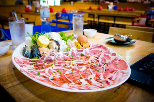 日式餐厅的肉切片图片下载