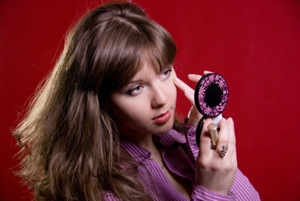 近距离的女人看着镜子图片下载