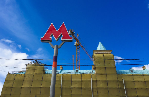 m符号映衬着天空和建筑物的地铁图片下载