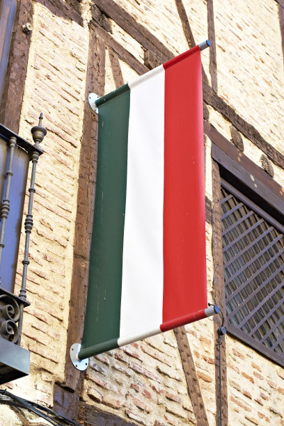塞戈维亚大街上悬挂着意大利国旗图片下载