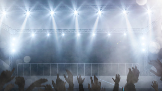 空空如也的演唱会舞台上，歌迷的双手高举着背景图片下载