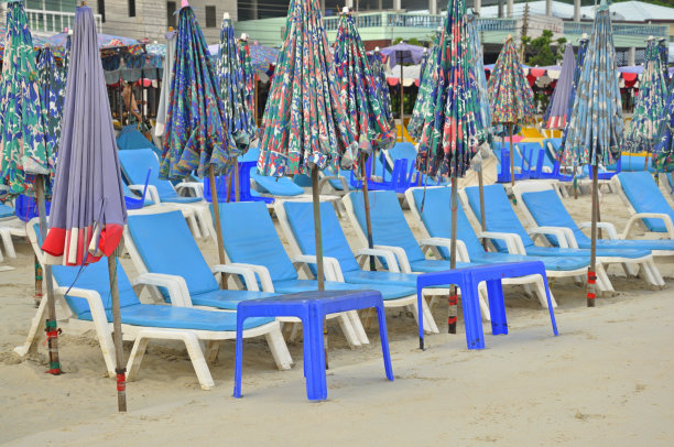 沙滩椅和雨伞，图片下载