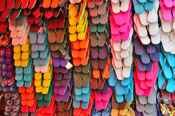 色彩鲜艳的橡胶凉鞋图片下载