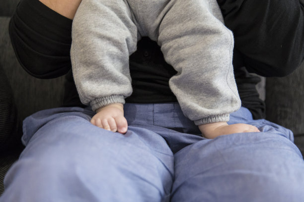 宝宝的脚在学站起来图片下载