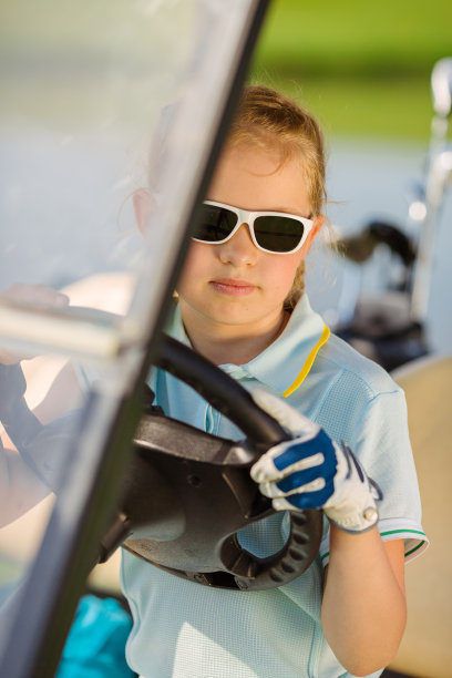 女孩在高尔夫球图片下载