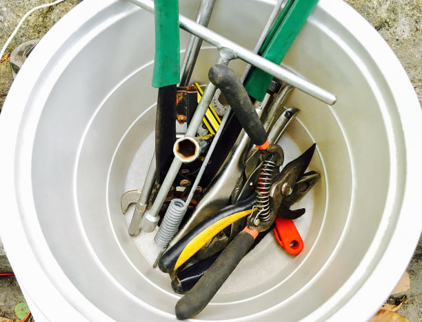 在桶中使用扳手，钳子和剪枝夹图片下载