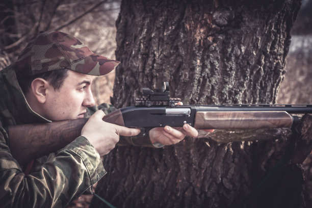 打猎时用猎枪瞄准的猎人图片下载