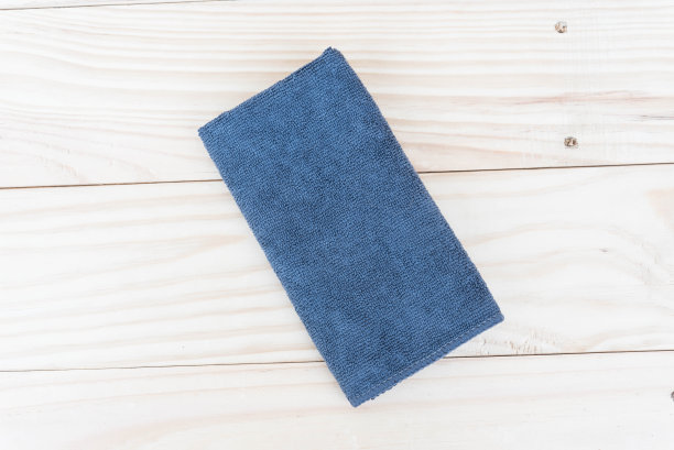 木材背景上的蓝色纤维织物图片下载