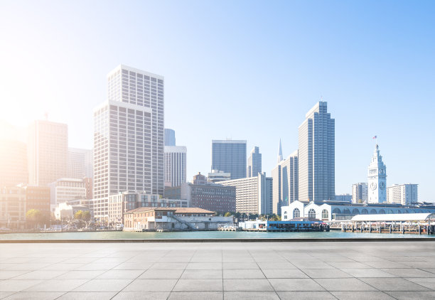 日出时旧金山的空楼层、城市景观和天际线图片下载