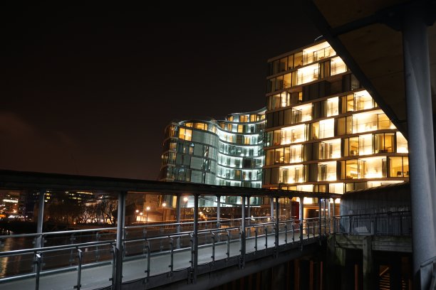 伦敦泰晤士码头大楼之夜图片下载