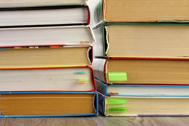 课本堆放在桌子上图片下载