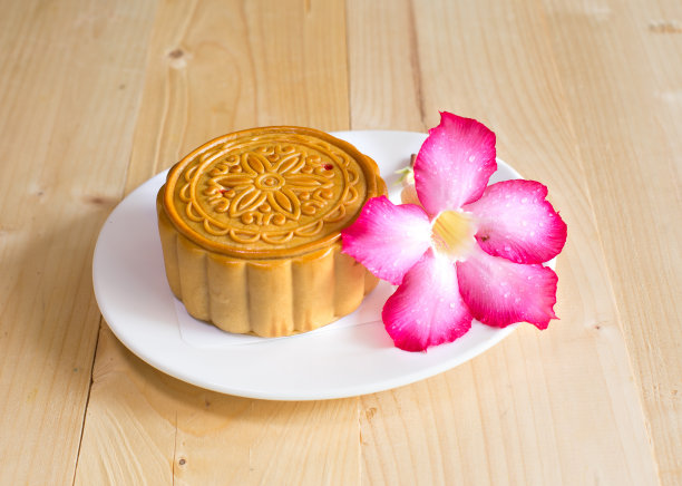 中秋节吃榴莲月饼图片下载