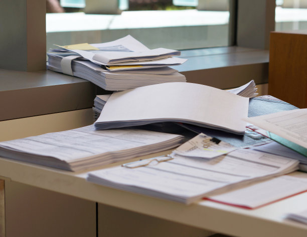 办公室办公桌上成堆的文件图片下载