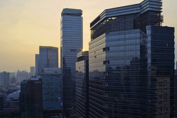 日落时分的办公大楼图片下载