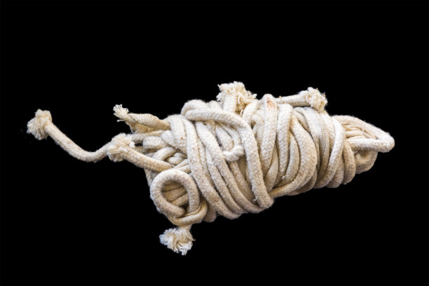 一根晾衣绳孤立在黑色背景上图片下载