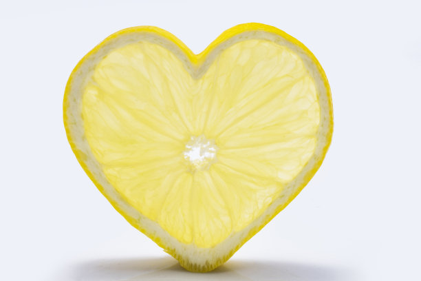 柠檬片孤立在白色背景，素材图片