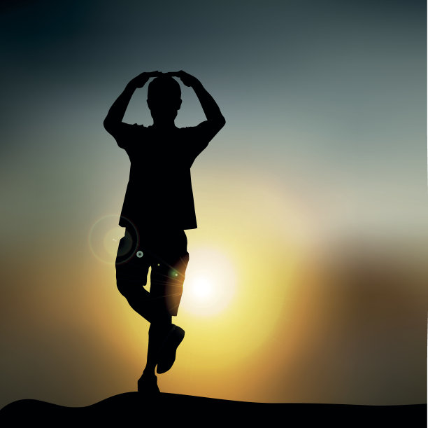 一个男孩在日落前做瑜伽的剪影图片下载