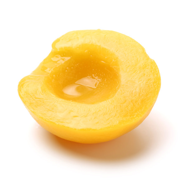 糖水桃子罐头，白色背景图片下载