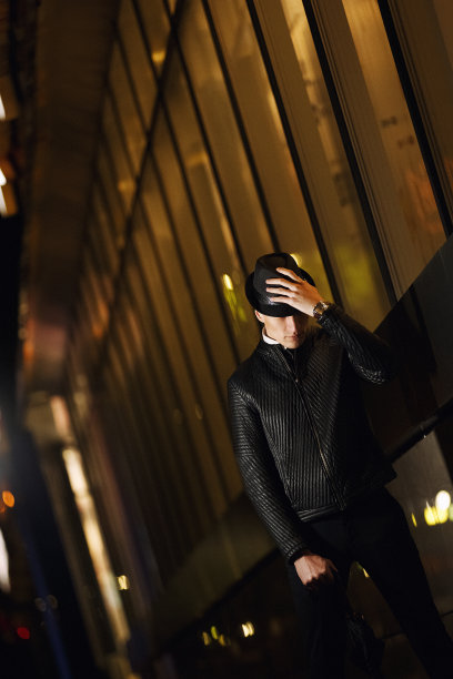 夜城里的男人图片下载