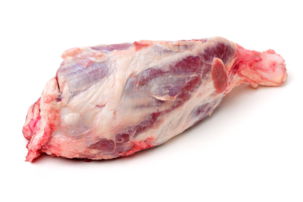 白背景上的生牛肉腿图片下载