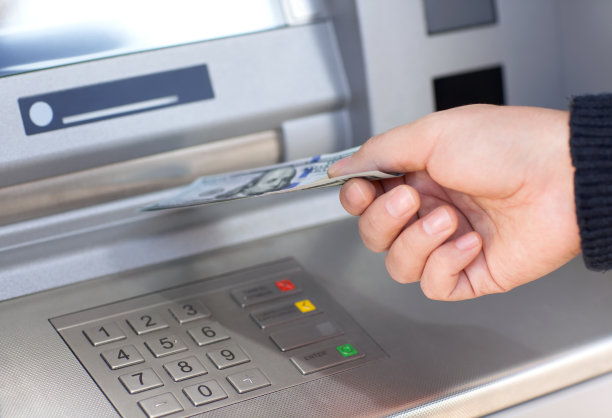 一名男子从自动取款机上取钱图片下载