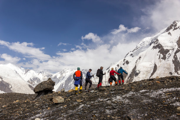 徒步穿越大冰川的登山者图片下载